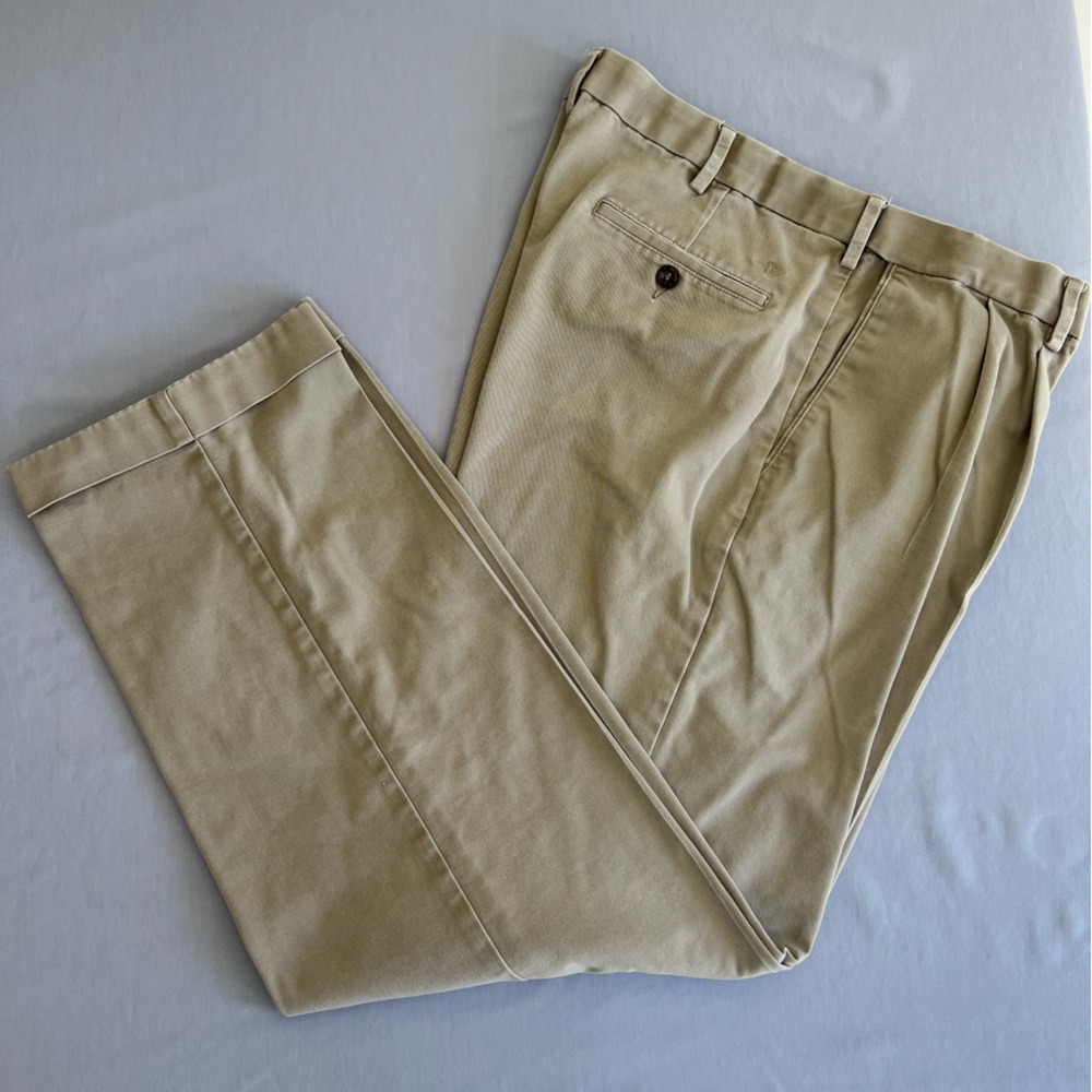 Dockers Men's Relaxed Fit Khaki Chinos